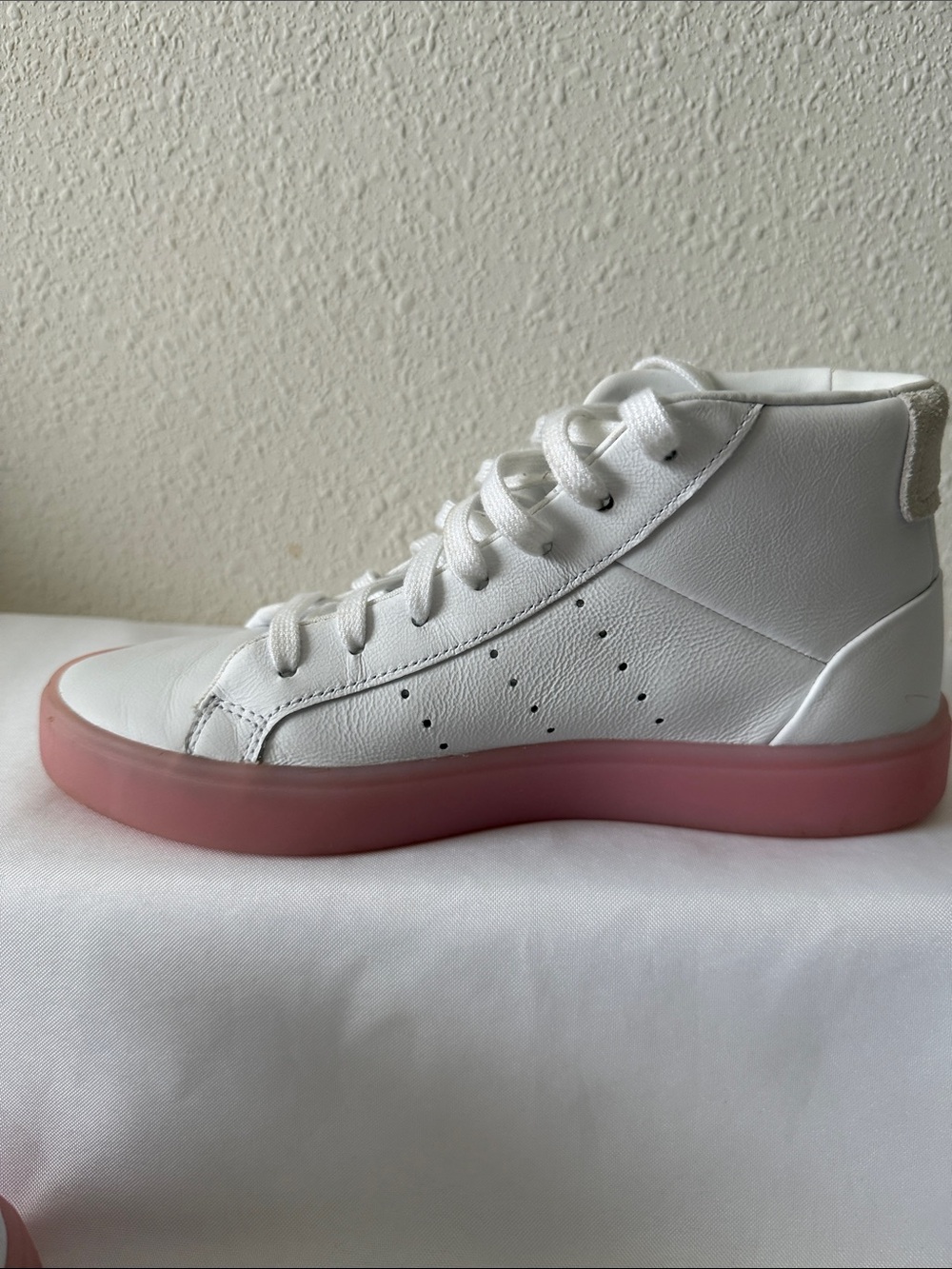 adidas Sleek Women’s White Mid-Top Sneakers with Pink Cupsole - Picture 6 of 9